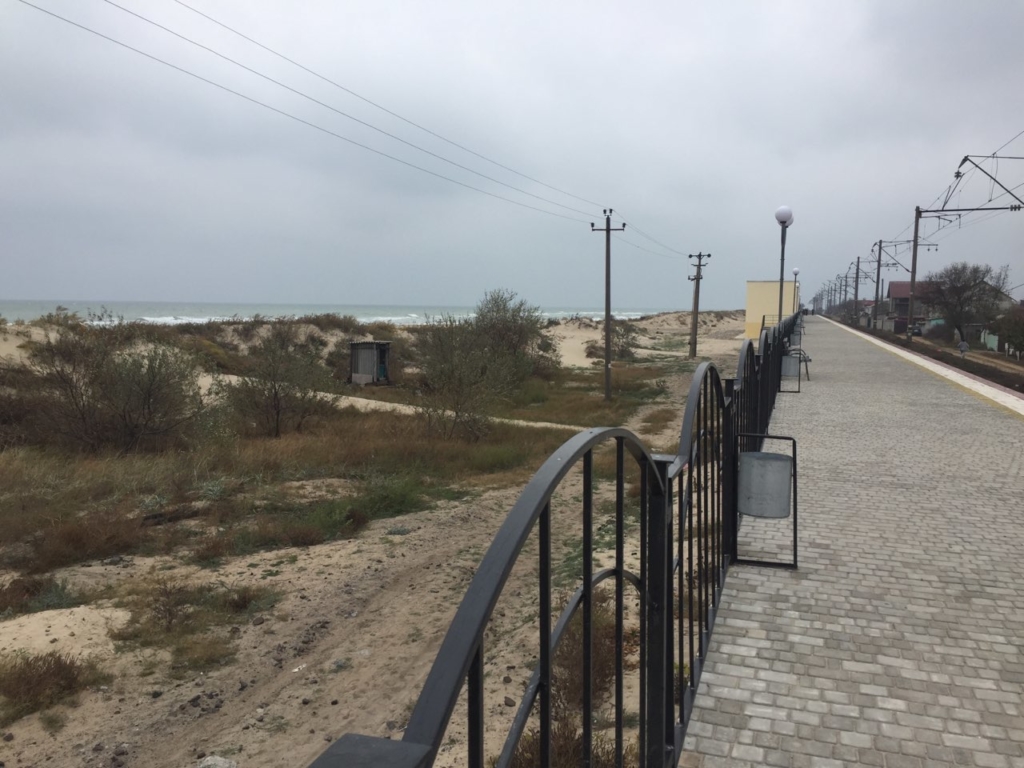 Затока. Пустырь. Туалет с выгребной ямой на пляже.