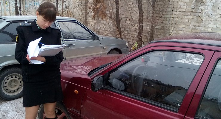 Исполнитель описывает автомобиль должника