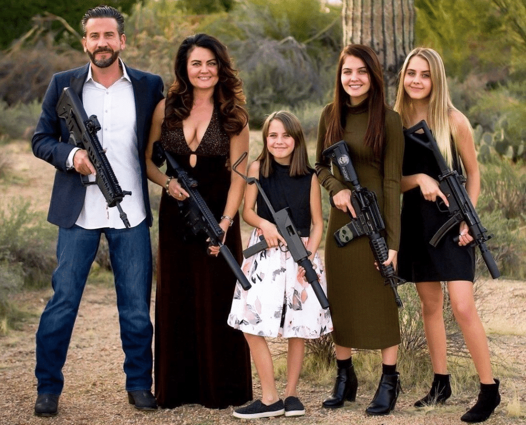 В Україні громадянам дозволено володіти різними видами зброї.