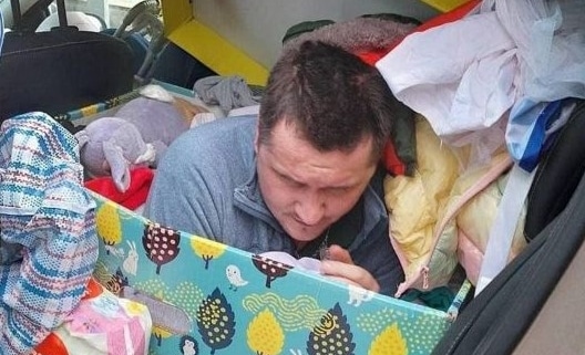 Мужчина в беби-боксе